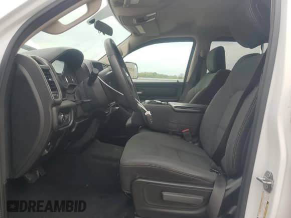 2019 Ram 1500 Tradesman z VIN 1C6SRFGT9KN554684, wystawiony jako Copart lot #83983525 z przebiegiem 67 429 mil mil oraz Szkoda całkowita • Salvage title. Historia ofert i sprzedaży dostępna na DreamBid. Obrazek 7.