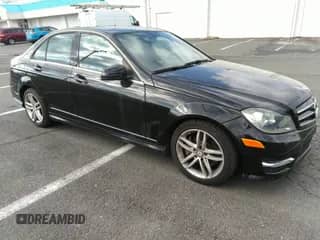 2014 Mercedes-Benz C 300 Sport z VIN WDDGF8AB6ER321318, wystawiony jako IAAI lot #41542545 z przebiegiem 109 829 mil mil oraz . Historia ofert i sprzedaży dostępna na DreamBid. Obrazek 1.