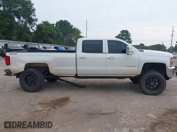 2017 Chevrolet Silverado 2500HD Work Truck z VIN 1GC1KUEG7HF226685, wystawiony jako IAAI lot #42839054 z przebiegiem 204 220 mil mil oraz . Historia ofert i sprzedaży dostępna na DreamBid. Obrazek 6.