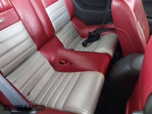 2006 Ford Mustang GT Deluxe z VIN 1ZVFT82H765156662, wystawiony jako IAAI lot #43391359 z przebiegiem 62 554 mil mil oraz . Historia ofert i sprzedaży dostępna na DreamBid. Obrazek 8.