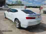 2017 Chevrolet Camaro 1LT z VIN 1G1FB1RSXH0184558, wystawiony jako IAAI lot #43484857 z przebiegiem 59 261 mil mil oraz . Historia ofert i sprzedaży dostępna na DreamBid. Obrazek 3.