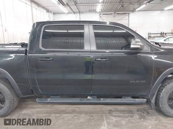 2020 Ram 1500 Rebel z VIN 1C6SRFLT7LN187484, wystawiony jako IAAI lot #42496264 z przebiegiem 80 426 mil mil oraz . Historia ofert i sprzedaży dostępna na DreamBid. Obrazek 13.