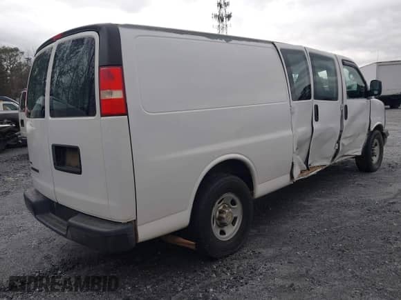2011 Chevrolet Express Cargo z VIN 1GCWGGBA5B1187348, wystawiony jako IAAI lot #41684458 z przebiegiem 456 926 mil mil oraz . Historia ofert i sprzedaży dostępna na DreamBid. Obrazek 6.