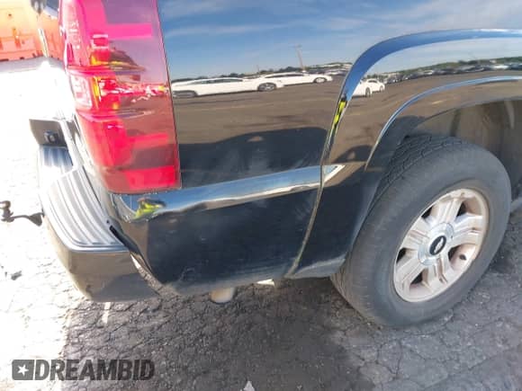 2007 Chevrolet Avalanche 3LT z VIN 3GNFK12387G232506, wystawiony jako IAAI lot #42855244 z przebiegiem 105 748 mil mil oraz . Historia ofert i sprzedaży dostępna na DreamBid. Obrazek 18.