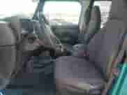 2002 Jeep Wrangler X z VIN 1J4FA39SX2P731469, wystawiony jako Copart lot #71106525 z przebiegiem 199 317 mil mil oraz Czysty tytuł • Clean title. Historia ofert i sprzedaży dostępna na DreamBid. Obrazek 7.