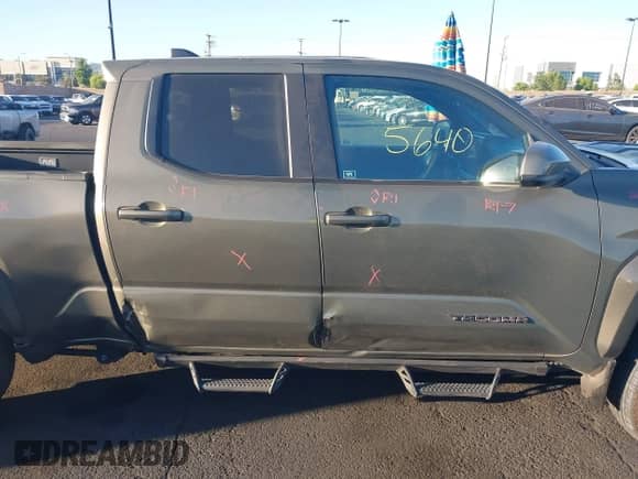 2024 Toyota Tacoma SR5 z VIN 3TMLB5JN9RM057547, wystawiony jako IAAI lot #42865640 z przebiegiem 28 049 mil mil oraz . Historia ofert i sprzedaży dostępna na DreamBid. Obrazek 13.