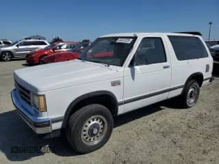 1988 Chevrolet Blazer z VIN 1GNCT18RXJ8123795, wystawiony jako Copart lot #55357225 z przebiegiem 161 348 mil mil oraz Nie do naprawy • Non repairable. Historia ofert i sprzedaży dostępna na DreamBid. Obrazek 1.