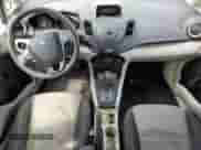 2013 Ford Fiesta S z VIN 3FADP4TJ2DM215218, wystawiony jako Copart lot #82079765 z przebiegiem 53 443 mil mil oraz Czysty tytuł • Clean title. Historia ofert i sprzedaży dostępna na DreamBid. Obrazek 8.