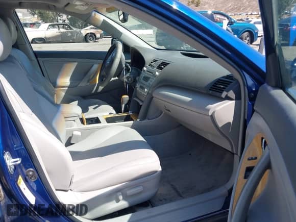 2007 Toyota Camry LE z VIN 4T1BK46K97U043107, wystawiony jako IAAI lot #43305633 z przebiegiem 181 184 mil mil oraz . Historia ofert i sprzedaży dostępna na DreamBid. Obrazek 5.