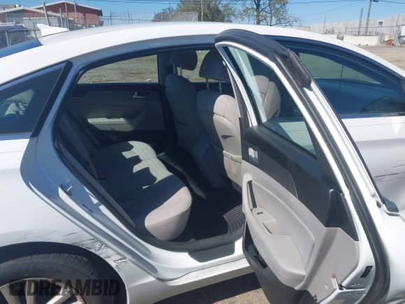 2015 Hyundai Sonata SE с VIN 5NPE24AF8FH232318, выставлен на аукционе IAAI как лот 43418707 с пробегом 147 005 миль миль и . История ставок и продаж доступна на DreamBid. Изображение 8.