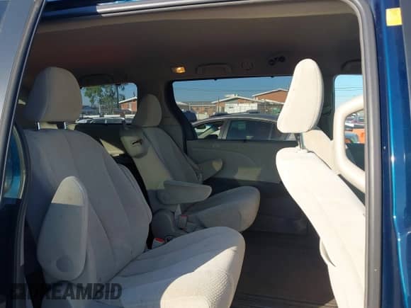 2011 Toyota Sienna LE z VIN 5TDKK3DC3BS004794, wystawiony jako IAAI lot #43460862 z przebiegiem 217 500 mil mil oraz . Historia ofert i sprzedaży dostępna na DreamBid. Obrazek 8.