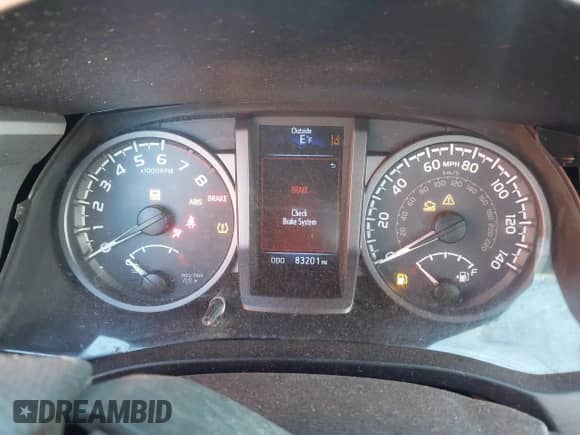 2018 Toyota Tacoma SR5 z VIN 3TMBZ5DN6JM017160, wystawiony jako IAAI lot #43423023 z przebiegiem 83 201 mil mil oraz . Historia ofert i sprzedaży dostępna na DreamBid. Obrazek 7.