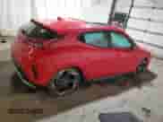 2019 Hyundai Veloster Turbo R-Spec z VIN KMHTH6AB8KU013806, wystawiony jako Copart lot #67036063 z przebiegiem 15 599 mil mil oraz . Historia ofert i sprzedaży dostępna na DreamBid. Obrazek 3.