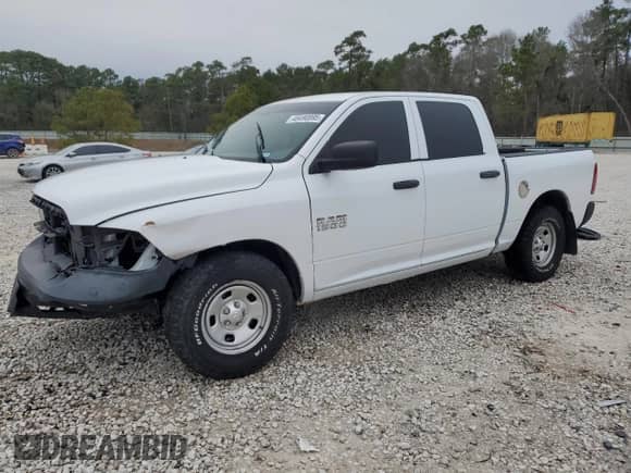 2018 Ram 1500 Tradesman z VIN 1C6RR6KG0JS275343, wystawiony jako Copart lot #46490895 z przebiegiem 103 539 mil mil oraz Szkoda całkowita • Salvage title. Historia ofert i sprzedaży dostępna na DreamBid. Obrazek 1.