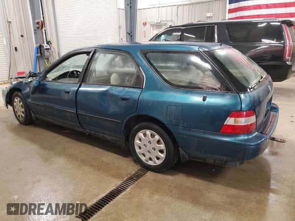 1994 Honda Accord LX с VIN 1HGCE1821RA004495, выставлен на аукционе Copart как лот 64223535 с пробегом Не указан миль и Чистый • Clean title. История ставок и продаж доступна на DreamBid. Изображение 2.