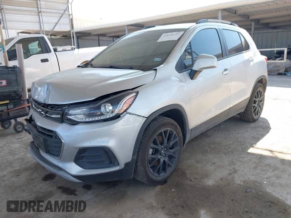 2022 Chevrolet Trax LT z VIN KL7CJPSM9NB537641, wystawiony jako IAAI lot #43039297 z przebiegiem 59 868 mil mil oraz . Historia ofert i sprzedaży dostępna na DreamBid. Obrazek 2.