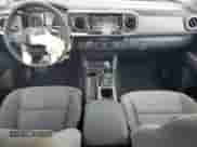 2022 Toyota Tacoma SR z VIN 3TYSZ5AN0NT077417, wystawiony jako Copart lot #62022335 z przebiegiem 9 254 mil mil oraz Nie do naprawy • Non repairable. Historia ofert i sprzedaży dostępna na DreamBid. Obrazek 8.