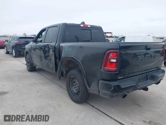 2025 Ram 1500 Big Horn z VIN 1C6RREFP3SN634401, wystawiony jako IAAI lot #41434346 z przebiegiem 4 226 mil mil oraz . Historia ofert i sprzedaży dostępna na DreamBid. Obrazek 3.