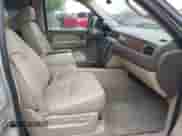 2009 Chevrolet Tahoe LTZ с VIN 1GNFC33029R284021, выставлен на аукционе IAAI как лот 42442433 с пробегом 133 271 миль миль и . История ставок и продаж доступна на DreamBid. Изображение 5.