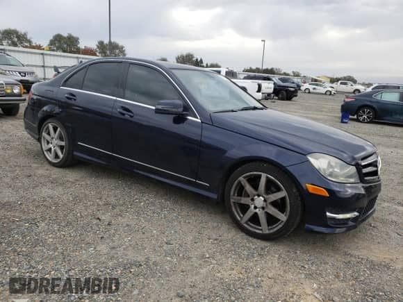 2014 Mercedes-Benz C 250 Sport z VIN WDDGF4HB1EA966388, wystawiony jako Copart lot #87310955 z przebiegiem 85 014 mil mil oraz Czysty tytuł • Clean title. Historia ofert i sprzedaży dostępna na DreamBid. Obrazek 4.