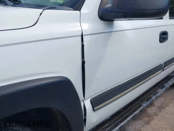 2005 Chevrolet Suburban Z71 z VIN 3GNFK16Z85G107579, wystawiony jako IAAI lot #43218642 z przebiegiem 250 230 mil mil oraz . Historia ofert i sprzedaży dostępna na DreamBid. Obrazek 6.