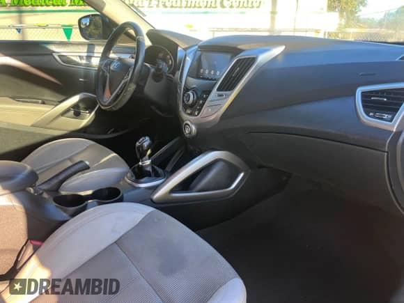 2013 Hyundai Veloster w/Gray Int z VIN KMHTC6AD3DU171621, wystawiony jako Copart lot #82261534 z przebiegiem 130 053 mil mil oraz Czysty tytuł • Clean title. Historia ofert i sprzedaży dostępna na DreamBid. Obrazek 5.