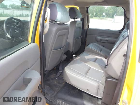 2008 Chevrolet Silverado 2500HD z VIN 1GBHK23658F224144, wystawiony jako IAAI lot #42512936 z przebiegiem 234 333 mil mil oraz . Historia ofert i sprzedaży dostępna na DreamBid. Obrazek 8.