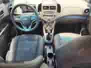 2012 Chevrolet Sonic LT z VIN 1G1JD5SB6C4109315, wystawiony jako Copart lot #61291025 z przebiegiem 143 603 mil mil oraz Czysty tytuł • Clean title. Historia ofert i sprzedaży dostępna na DreamBid. Obrazek 8.