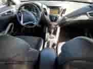 2015 Hyundai Veloster z VIN KMHTC6AD7FU239132, wystawiony jako Copart lot #70582085 z przebiegiem 92 854 mil mil oraz Czysty tytuł • Clean title. Historia ofert i sprzedaży dostępna na DreamBid. Obrazek 8.