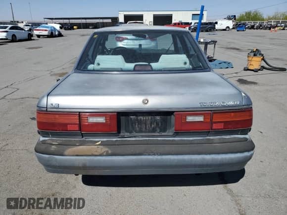 1988 Toyota Camry LE z VIN JT2SV22E9J0199686, wystawiony jako Copart lot #52404755 z przebiegiem 128 765 mil mil oraz Szkoda całkowita • Salvage title. Historia ofert i sprzedaży dostępna na DreamBid. Obrazek 6.