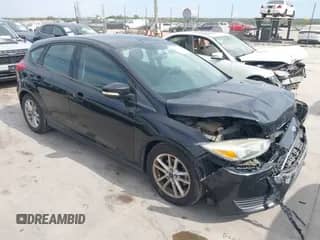 2015 Ford Focus SE z VIN 1FADP3K27FL285774, wystawiony jako IAAI lot #43335344 z przebiegiem 81 813 mil mil oraz . Historia ofert i sprzedaży dostępna na DreamBid. Obrazek 1.