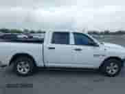 2017 Ram 1500 Express z VIN 3C6RR6KT7HG532853, wystawiony jako IAAI lot #42722037 z przebiegiem 160 758 mil mil oraz . Historia ofert i sprzedaży dostępna na DreamBid. Obrazek 13.