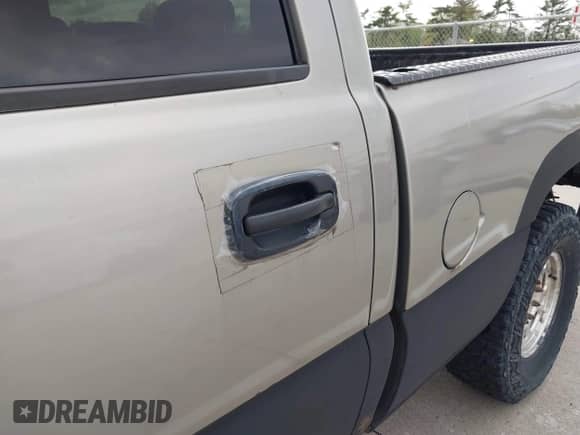 2003 Chevrolet Silverado 1500HD LS с VIN 1GCGK13UX3F107684, выставлен на аукционе IAAI как лот 42202674 с пробегом Не указан миль и . История ставок и продаж доступна на DreamBid. Изображение 14.