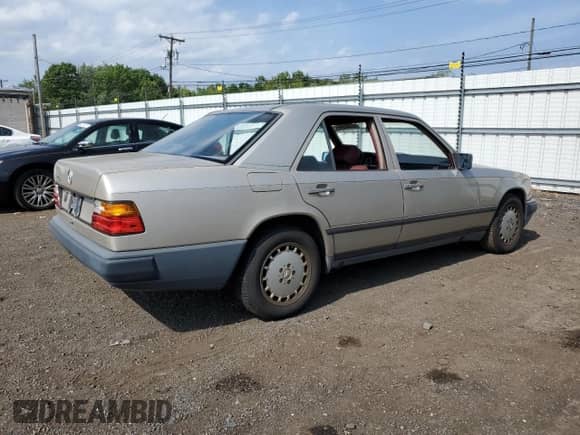 1987 Mercedes-Benz 300 E z VIN WDBEA30D5HA530184, wystawiony jako Copart lot #66464565 z przebiegiem 153 757 mil mil oraz Czysty tytuł • Clean title. Historia ofert i sprzedaży dostępna na DreamBid. Obrazek 3.