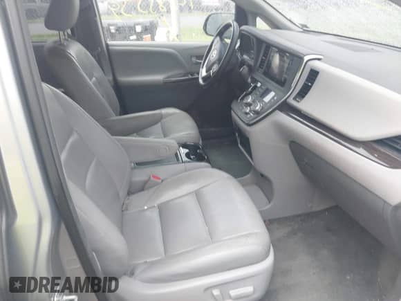 2015 Toyota Sienna XLE z VIN 5TDYK3DC8FS677001, wystawiony jako IAAI lot #42885539 z przebiegiem 135 217 mil mil oraz . Historia ofert i sprzedaży dostępna na DreamBid. Obrazek 5.