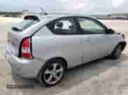 2007 Hyundai Accent SE z VIN KMHCN36C67U020057, wystawiony jako Copart lot #61012645 z przebiegiem 155 714 mil mil oraz Szkoda całkowita • Salvage title. Historia ofert i sprzedaży dostępna na DreamBid. Obrazek 3.