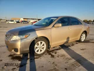 2010 Toyota Camry z VIN 4T4BF3EK5AR065456, wystawiony jako Copart lot #86713585 z przebiegiem 109 635 mil mil oraz Szkoda całkowita • Salvage title. Historia ofert i sprzedaży dostępna na DreamBid. Obrazek 1.
