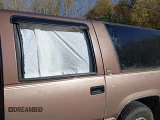 1994 Chevrolet Suburban z VIN 1GNEC16K3RJ385287, wystawiony jako IAAI lot #43567992 z przebiegiem 120 579 mil mil oraz . Historia ofert i sprzedaży dostępna na DreamBid. Obrazek 6.