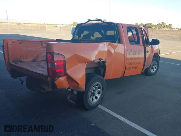 2011 Chevrolet Silverado 1500 LT z VIN 1GCRCSEAXBZ275949, wystawiony jako IAAI lot #43450682 z przebiegiem Nie podano mil oraz . Historia ofert i sprzedaży dostępna na DreamBid. Obrazek 4.