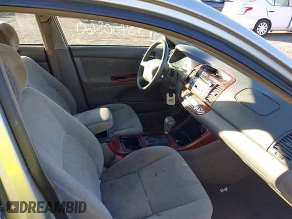 2003 Toyota Camry XLE z VIN 4T1BE30K13U216641, wystawiony jako IAAI lot #43450560 z przebiegiem 135 972 mil mil oraz . Historia ofert i sprzedaży dostępna na DreamBid. Obrazek 5.