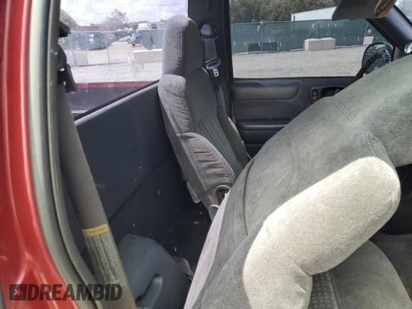 1998 Chevrolet S-10 LS с VIN 1GCCS14X0W8125708, выставлен на аукционе Copart как лот 62174685 с пробегом 304 592 миль миль и Списание • Salvage title. История ставок и продаж доступна на DreamBid. Изображение 10.