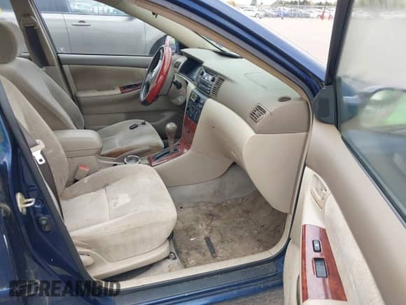 2003 Toyota Corolla LE z VIN 1NXBR32E43Z099701, wystawiony jako IAAI lot #43503671 z przebiegiem 199 321 mil mil oraz . Historia ofert i sprzedaży dostępna na DreamBid. Obrazek 5.