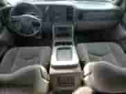 2006 Chevrolet Suburban LS z VIN 3GNGK26U66G100257, wystawiony jako Copart lot #53170755 z przebiegiem 171 733 mil mil oraz Czysty tytuł • Clean title. Historia ofert i sprzedaży dostępna na DreamBid. Obrazek 8.