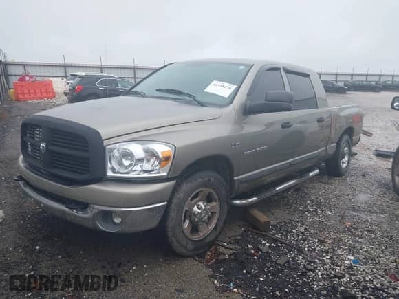 2007 Dodge 1500 SLT z VIN 3D7KR19D17G809058, wystawiony jako IAAI lot #41558278 z przebiegiem 163 346 mil mil oraz . Historia ofert i sprzedaży dostępna na DreamBid. Obrazek 17.