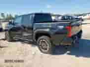 2025 Toyota Tacoma SR z VIN 3TMLB5JN3SM114928, wystawiony jako Copart lot #85335455 z przebiegiem 1 448 mil mil oraz Szkoda całkowita • Salvage title. Historia ofert i sprzedaży dostępna na DreamBid. Obrazek 2.