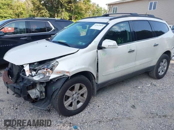 2012 Chevrolet Traverse 1LT z VIN 1GNKVGED6CJ166964, wystawiony jako IAAI lot #42913829 z przebiegiem 132 755 mil mil oraz . Historia ofert i sprzedaży dostępna na DreamBid. Obrazek 17.