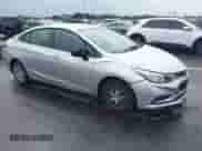 2018 Chevrolet Cruze LS z VIN 1G1BC5SM9J7188340, wystawiony jako IAAI lot #43258785 z przebiegiem 36 132 mil mil oraz . Historia ofert i sprzedaży dostępna na DreamBid. Obrazek 1.