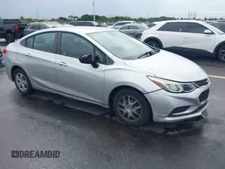 2018 Chevrolet Cruze LS z VIN 1G1BC5SM9J7188340, wystawiony jako IAAI lot #43258785 z przebiegiem 36 132 mil mil oraz . Historia ofert i sprzedaży dostępna na DreamBid. Obrazek 1.