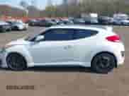 2013 Hyundai Veloster Turbo с VIN KMHTC6AE6DU097460, выставлен на аукционе IAAI как лот 42099379 с пробегом 82 240 миль миль и . История ставок и продаж доступна на DreamBid. Изображение 14.