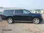 2015 Chevrolet Suburban LTZ z VIN 1GNSKKKC5FR155127, wystawiony jako IAAI lot #42868596 z przebiegiem Nie podano mil oraz . Historia ofert i sprzedaży dostępna na DreamBid. Obrazek 13.